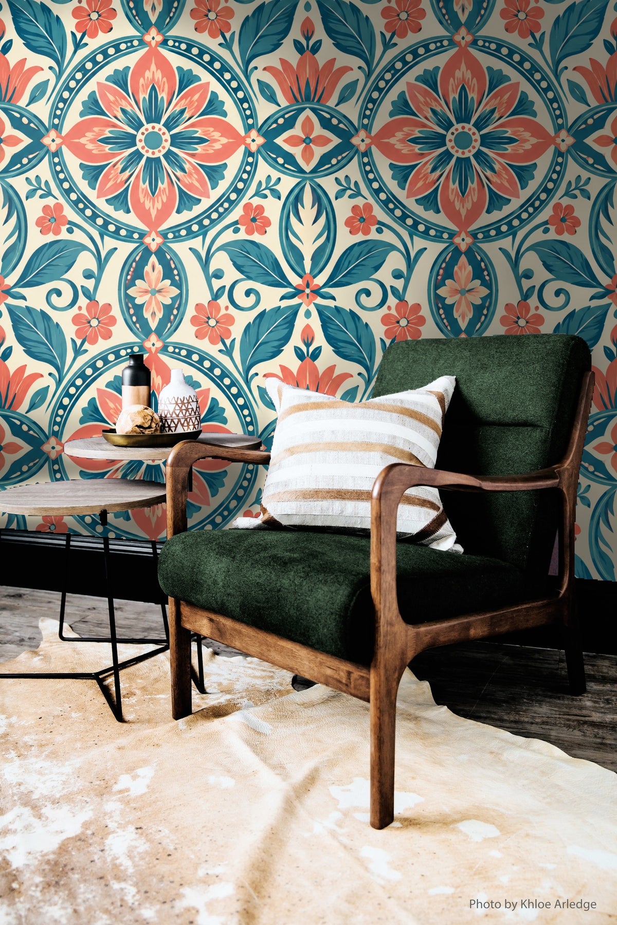 Wallpaper pattern with symmetrical medallions and leaf elements