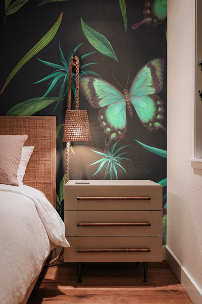 Lueur de minuit tropicale avec papillons