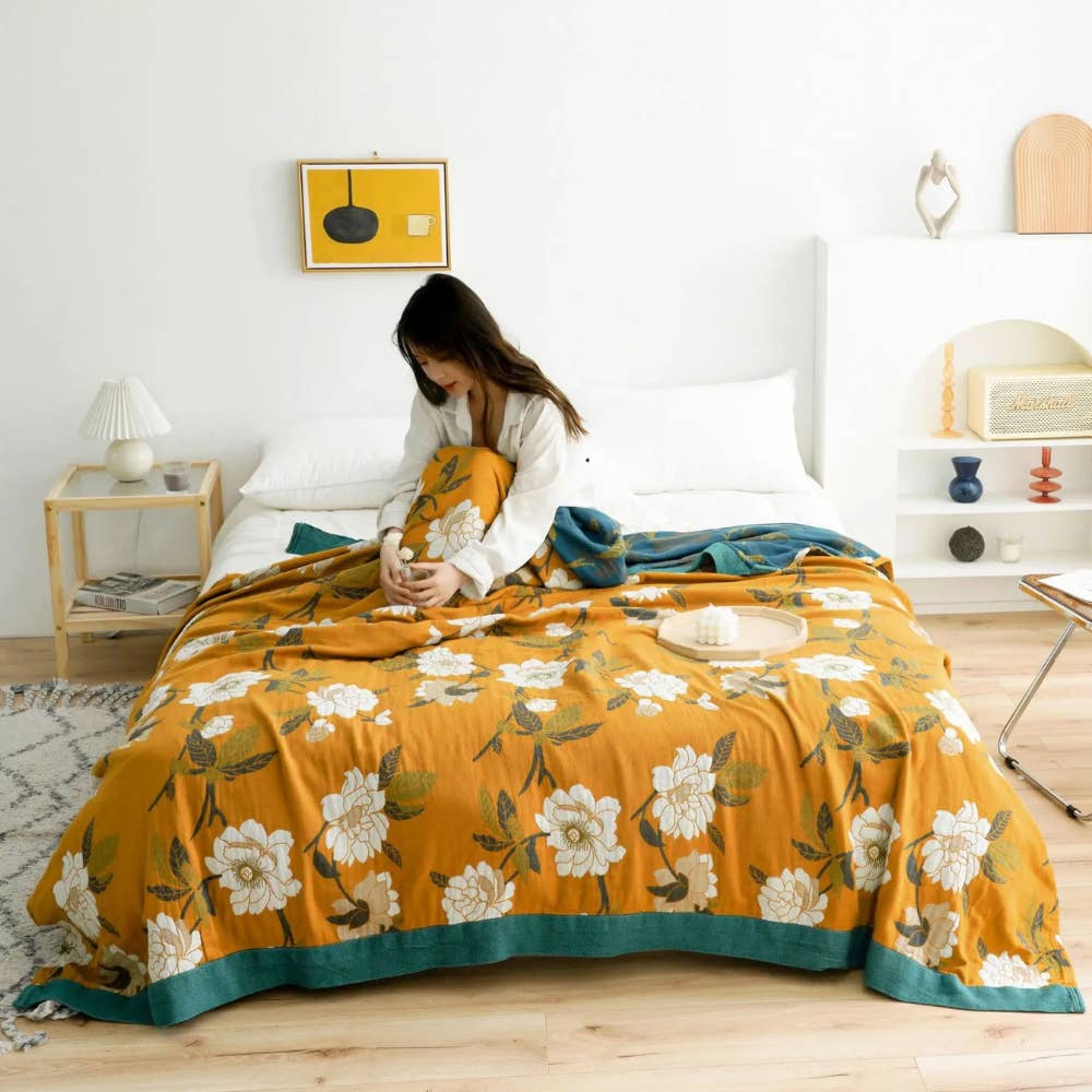 Sunshine Floral Quilt by Moderny — view 3